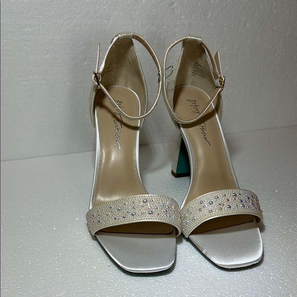 NWOT Betsey Johnson SB-DANI Pearl Rhinestone Block Heels Ivory Champagne 9.5